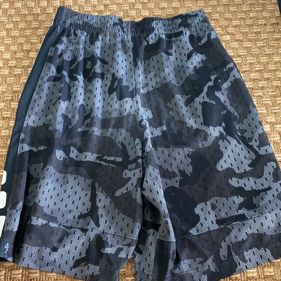 Youth extra large black and white Nike athletic shorts - Picture 2 of 3